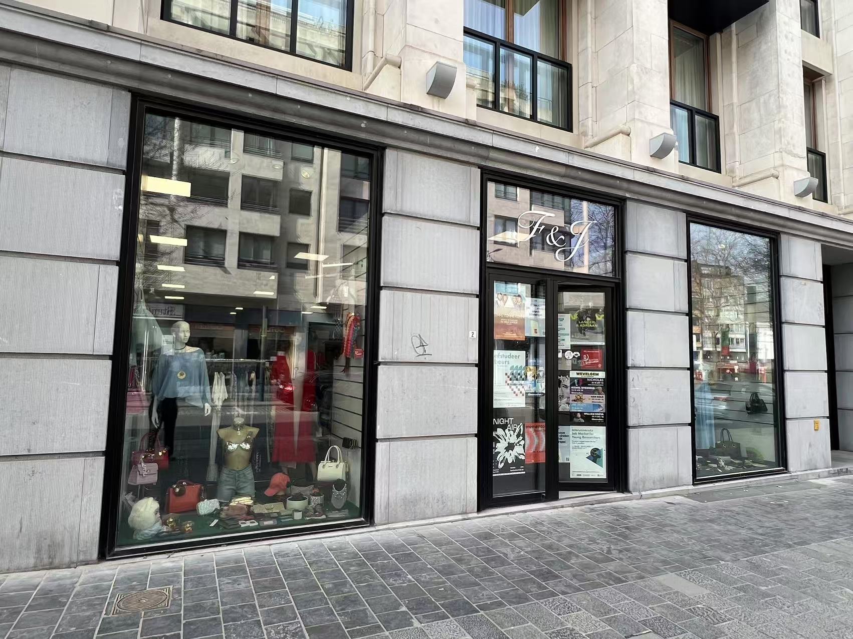 Photo de Magnifique boutique de prêt-à-porter féminin 