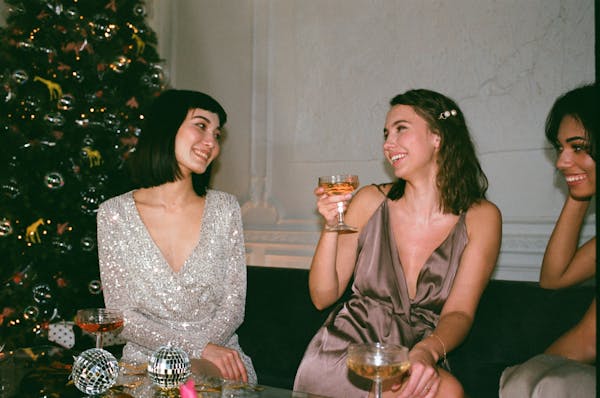 Photo de Société avec boutique de robes de soirée et de prêt-à-porter.